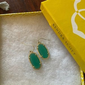 Kendra Scott Lee drop earrings, green stone set in a gold tone metal frame. 1”
